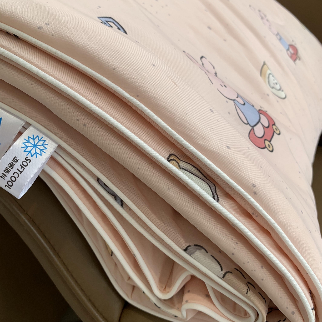 91家纺网 家纺一手货源 找家纺 2025新款小冰皮夏凉被锦纶氨纶面料空调夏被凉感丝单夏被空调被 小兔粉