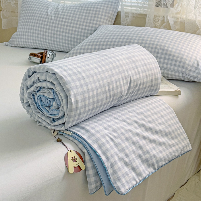 91家纺网 家纺一手货源 找家纺 2025春夏新款嵌绳款云柔水洗棉单夏被夏凉被空调被 嵌绳夏被-小格浅兰