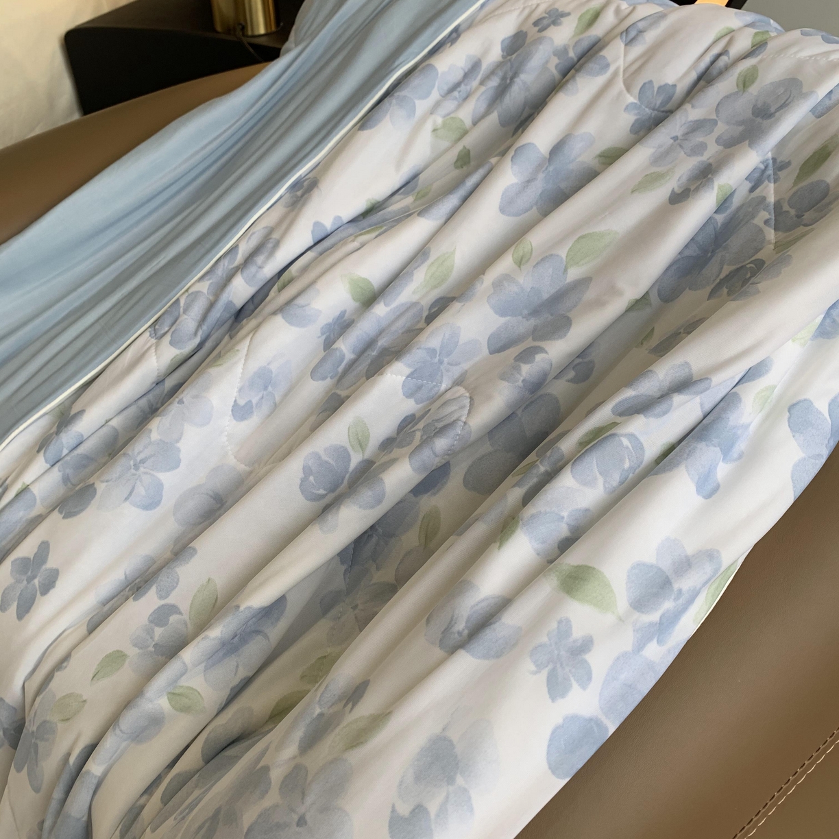 91家纺网 家纺一手货源 找家纺 2025新款小冰皮夏凉被锦纶氨纶面料空调夏被凉感丝单夏被空调被 清凉一夏蓝