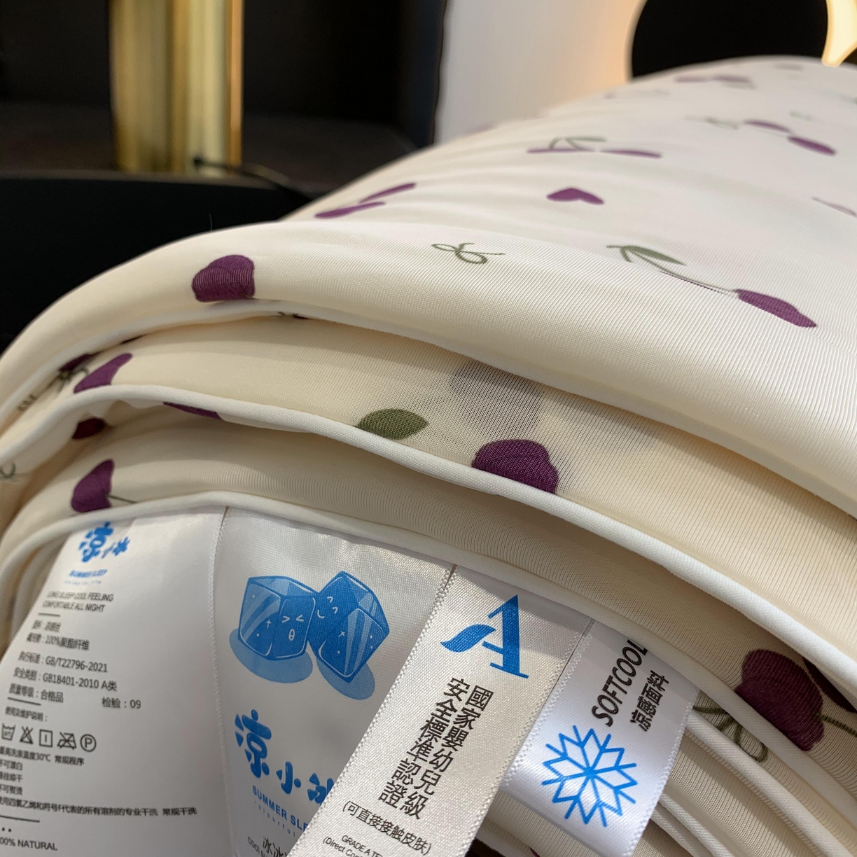 91家纺网 家纺一手货源 找家纺 2025新款小冰皮夏凉被锦纶氨纶面料空调夏被凉感丝单夏被空调被 车厘子