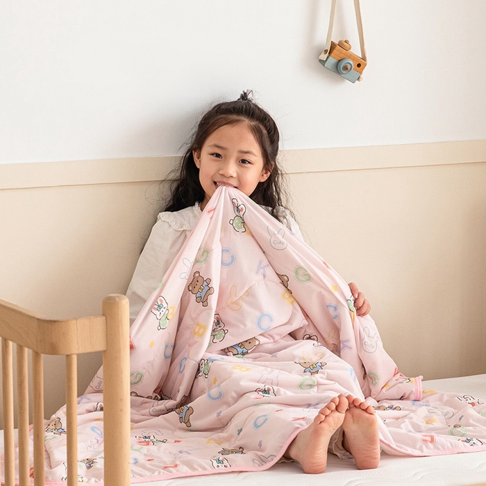 91家纺网 家纺一手货源 找家纺 嗨生活2025年儿童夏被 幼儿园夏被 凉感丝夏被 字母熊