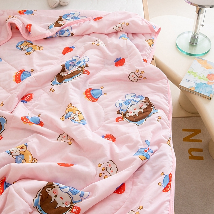 91家纺网 家纺一手货源 找家纺 嗨生活2025年儿童夏被 幼儿园夏被 凉感丝夏被 草莓小女孩