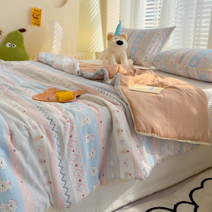 91家纺网 家纺一手货源 找家纺 贝扬思 2025新款云感双层纱抗菌花边夏被 白狗浪漫集