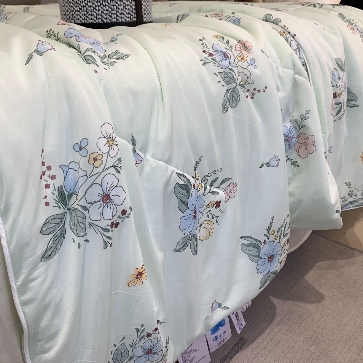 91家纺网 家纺一手货源 找家纺 2025新款小冰皮夏凉被锦纶氨纶面料空调夏被凉感丝单夏被空调被 香草奶冻