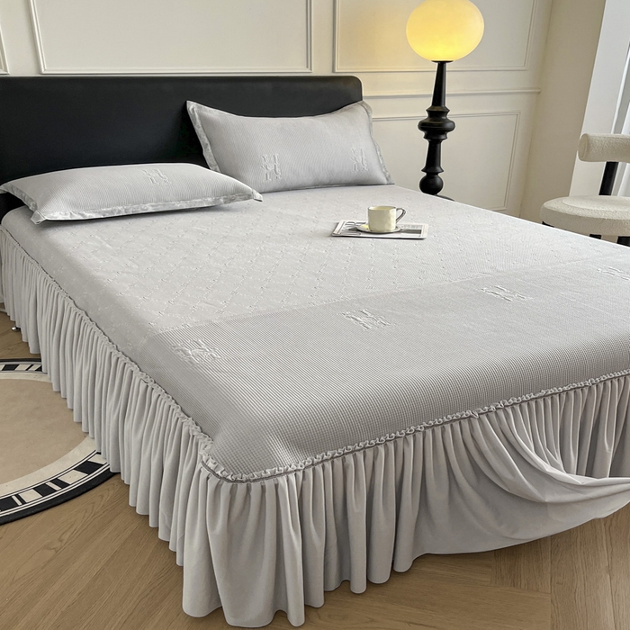 91家纺网 家纺一手货源 找家纺 鑫琪莱  2025新款5D立体雕花凉感豆豆冰丝床裙三件套 床裙H款-灰