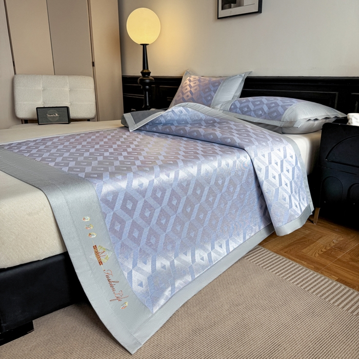 91家纺网 家纺一手货源 找家纺 鑫琪莱家纺 2025新款冰柔凉感丝凉席席子三件套 摩登立方-蓝-床席款