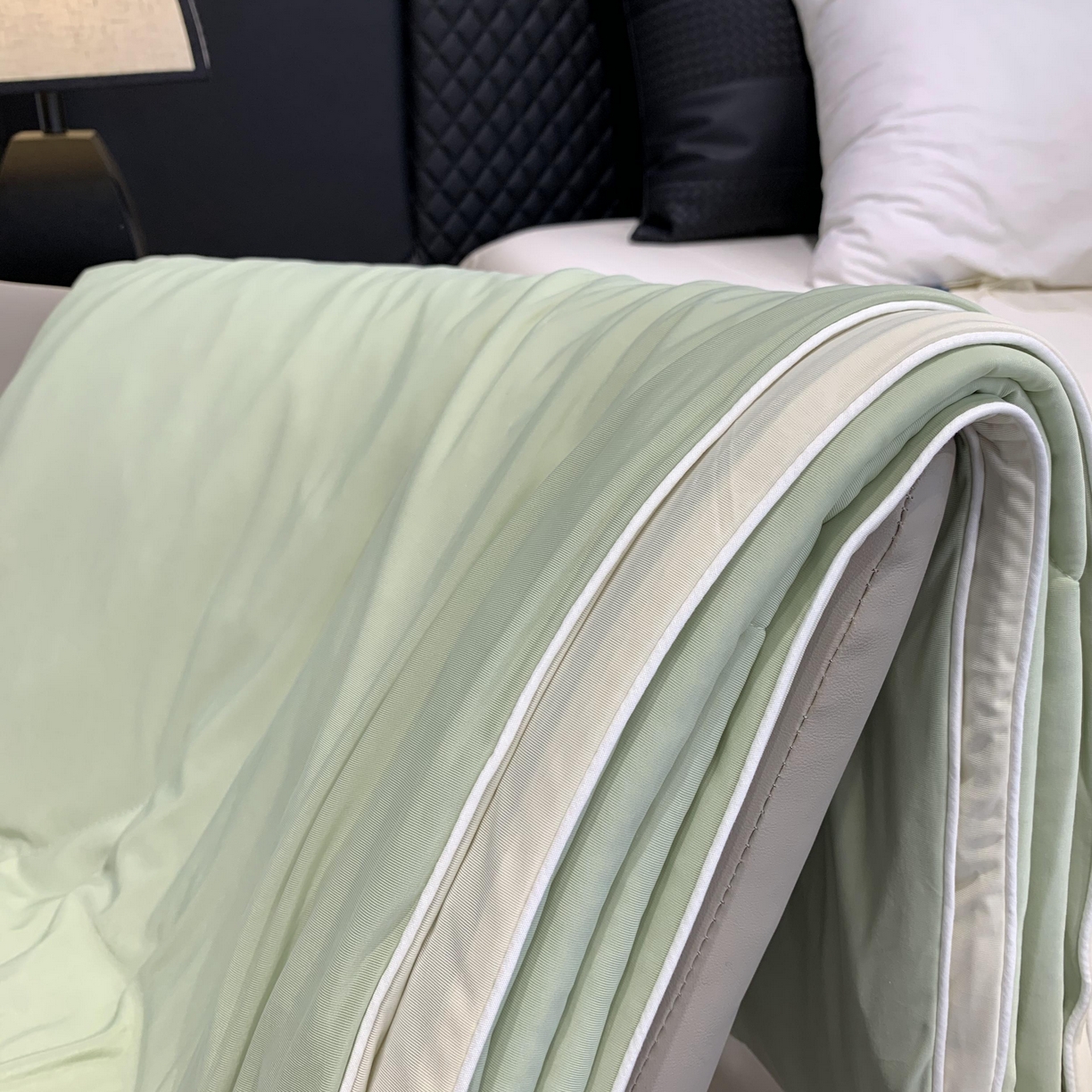 91家纺网 家纺一手货源 找家纺 2025新款小冰皮夏凉被锦纶氨纶面料空调夏被凉感丝单夏被空调被 薄荷奶绿