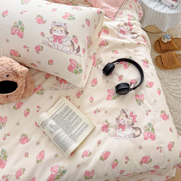 91家纺网 家纺一手货源 找家纺 2025春夏新款嵌绳款云柔水洗棉单夏被夏凉被空调被 嵌绳夏被-草莓小猫