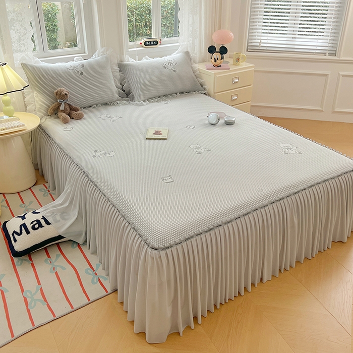 91家纺网 家纺一手货源 找家纺 梦舒羽 2025春夏新款冰豆豆凉席席子-床裙款 凉豆豆-小熊灰