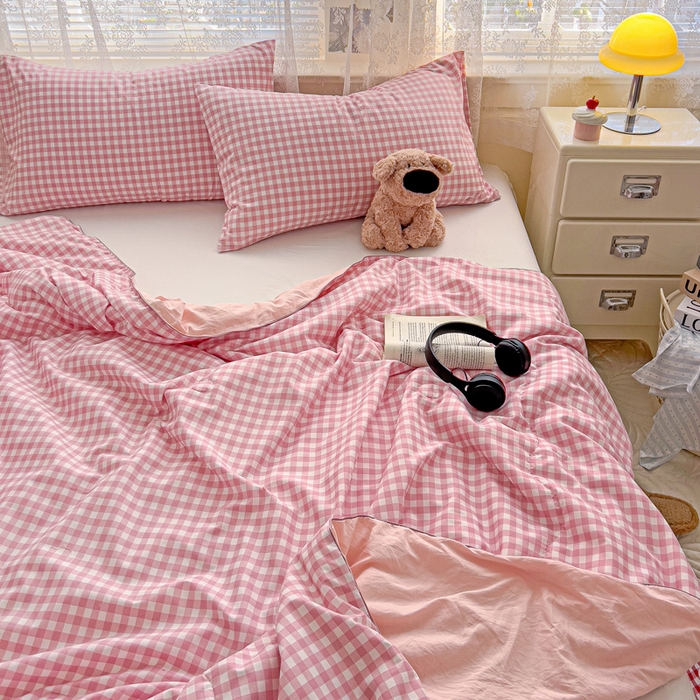 91家纺网 家纺一手货源 找家纺 2025春夏新款嵌绳款云柔水洗棉单夏被夏凉被空调被 嵌绳夏被-小格浅粉