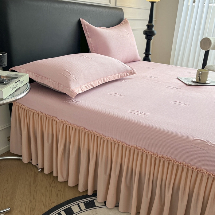 91家纺网 家纺一手货源 找家纺 鑫琪莱  2025新款5D立体雕花凉感豆豆冰丝床裙三件套 床裙D款-粉