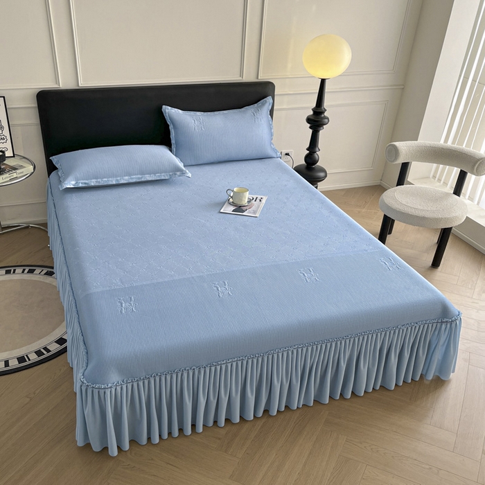 91家纺网 家纺一手货源 找家纺 鑫琪莱  2025新款5D立体雕花凉感豆豆冰丝床裙三件套 床裙H款-蓝