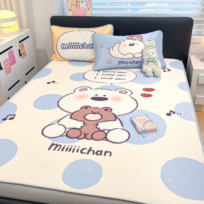 91家纺网 家纺一手货源 找家纺 暮思家居 2025新款正版miiiiichan可爱卡通大版数码印花A类1200D冰丝凉席三件套平铺床笠 波点熊