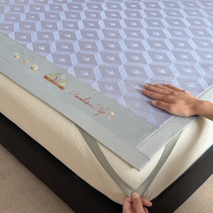 91家纺网 家纺一手货源 找家纺 鑫琪莱家纺 2025新款冰柔凉感丝凉席席子三件套 摩登立方-蓝-床席款