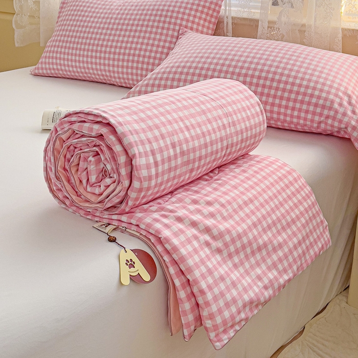 91家纺网 家纺一手货源 找家纺 2025春夏新款嵌绳款云柔水洗棉单夏被夏凉被空调被 嵌绳夏被-小格浅粉