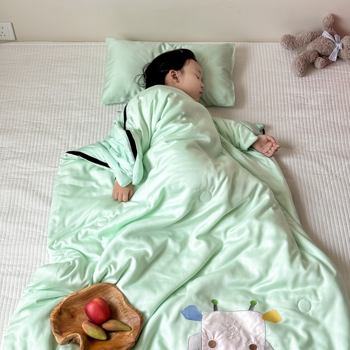 91家纺网 家纺一手货源 找家纺 喜多兔儿童家纺 2025新款萌宝系列40S纯棉夏季睡袋防踢被 绿色小牛宝宝
