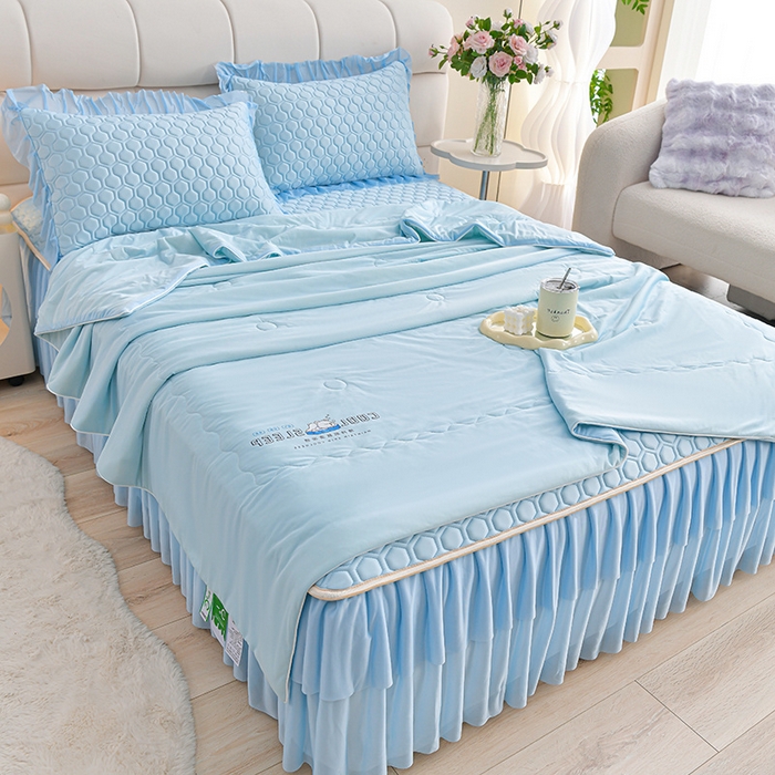 91家纺网 家纺一手货源 找家纺 民新家纺 2025新款凉感丝乳胶床裙凉席足球花系列纯色和印花 足球花-天蓝