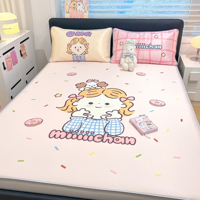91家纺网 家纺一手货源 找家纺 暮思家居 2025新款正版miiiiichan可爱卡通大版数码印花A类1200D冰丝凉席三件套平铺床笠 甜甜圈女孩