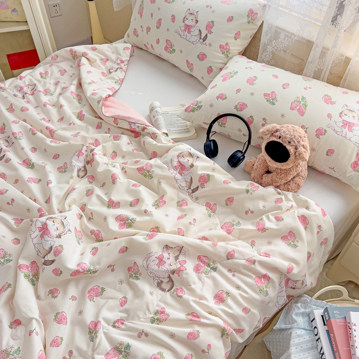 91家纺网 家纺一手货源 找家纺 2025春夏新款嵌绳款云柔水洗棉单夏被夏凉被空调被 嵌绳夏被-草莓小猫