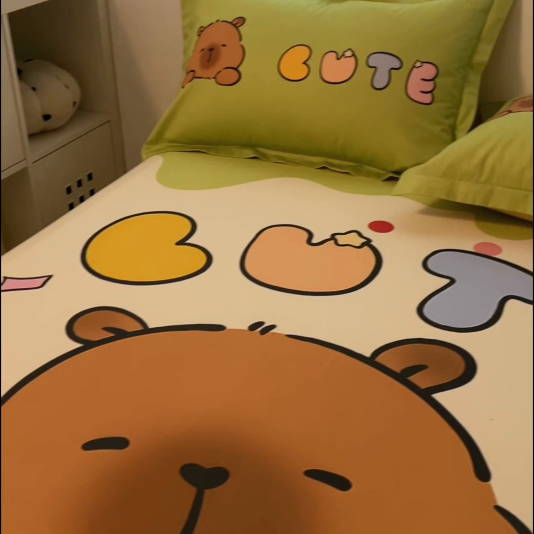 91家纺网 家纺一手货源 找家纺 浩诚2025新款卡皮巴拉原创IP全棉大版单床笠单枕套-有作品登记证书 水豚巴拉