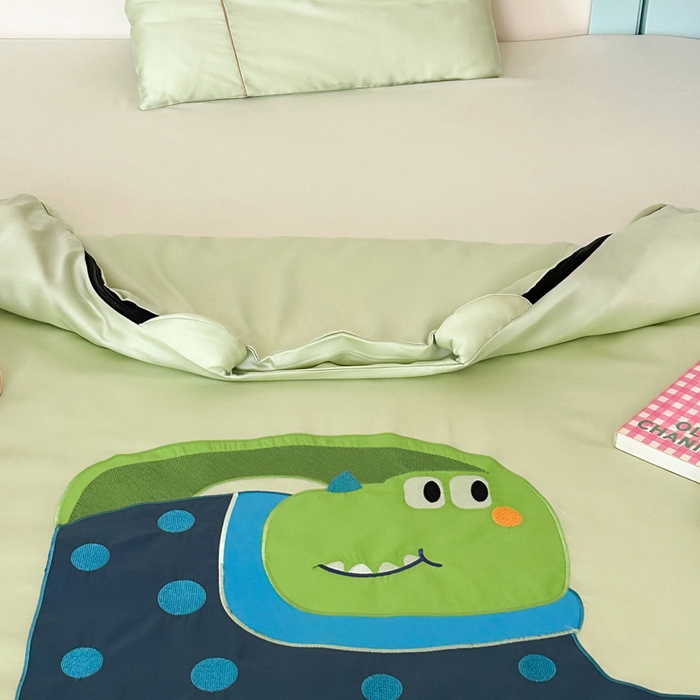91家纺网 家纺一手货源 找家纺 喜多兔儿童家纺 2025新款60S兰精天丝睡袋防踢被 绿色萌萌恐龙