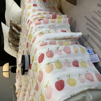 91家纺网 家纺一手货源 找家纺 2025新款小冰皮夏凉被锦纶氨纶面料空调夏被凉感丝单夏被空调被 小苹果粉
