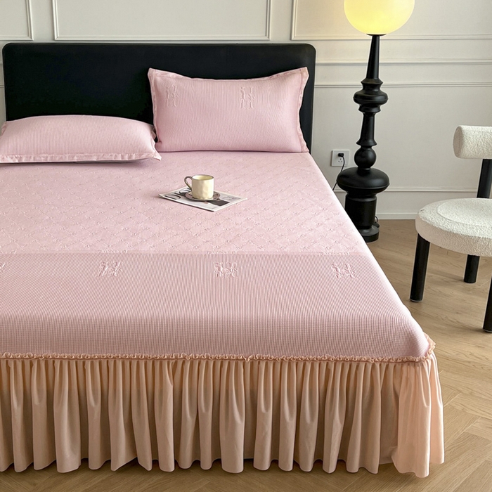 91家纺网 家纺一手货源 找家纺 鑫琪莱  2025新款5D立体雕花凉感豆豆冰丝床裙三件套 床裙H款-粉