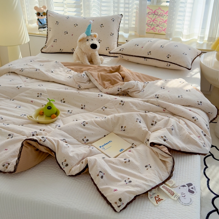 91家纺网 家纺一手货源 找家纺 贝扬思 2025新款云感双层纱抗菌花边夏被 狗狗面包