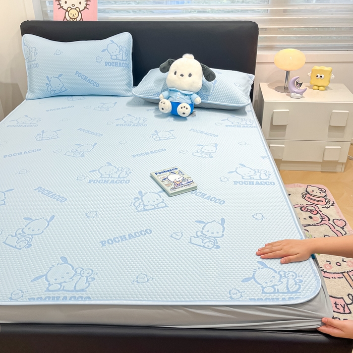 91家纺网 家纺一手货源 找家纺 2025新款三丽鸥正版授权A类提花冰豆豆凉席平铺款床笠款系列_1409 冰豆豆-帕恰狗-蓝