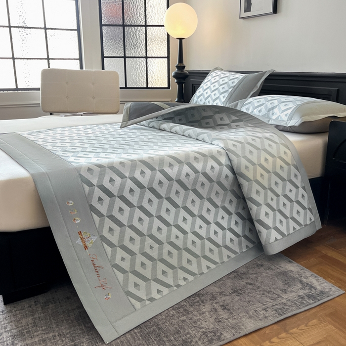 91家纺网 家纺一手货源 找家纺 鑫琪莱家纺 2025新款冰柔凉感丝凉席席子三件套 摩登立方-灰-床席款