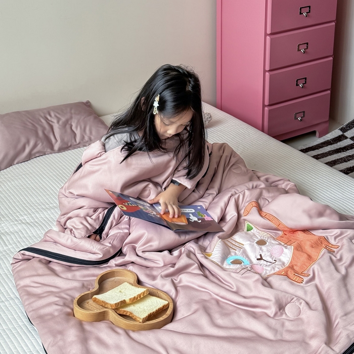 91家纺网 家纺一手货源 找家纺 喜多兔儿童家纺 2025新款萌宝系列40S纯棉夏季睡袋防踢被 豆沙色小猫甜甜