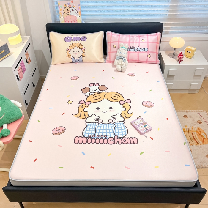 91家纺网 家纺一手货源 找家纺 暮思家居 2025新款正版miiiiichan可爱卡通大版数码印花A类1200D冰丝凉席三件套平铺床笠 甜甜圈女孩