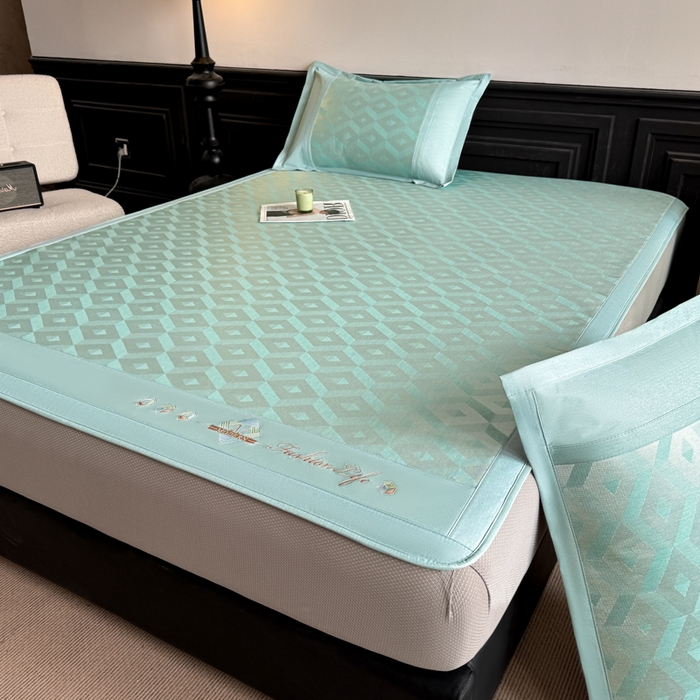 91家纺网 家纺一手货源 找家纺 鑫琪莱家纺 2025新款冰柔凉感丝凉席席子三件套 摩登立方-绿-床笠款