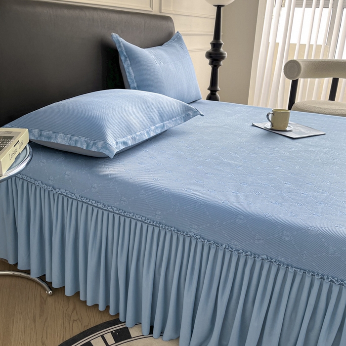 91家纺网 家纺一手货源 找家纺 鑫琪莱  2025新款5D立体雕花凉感豆豆冰丝床裙三件套 床裙H款-蓝