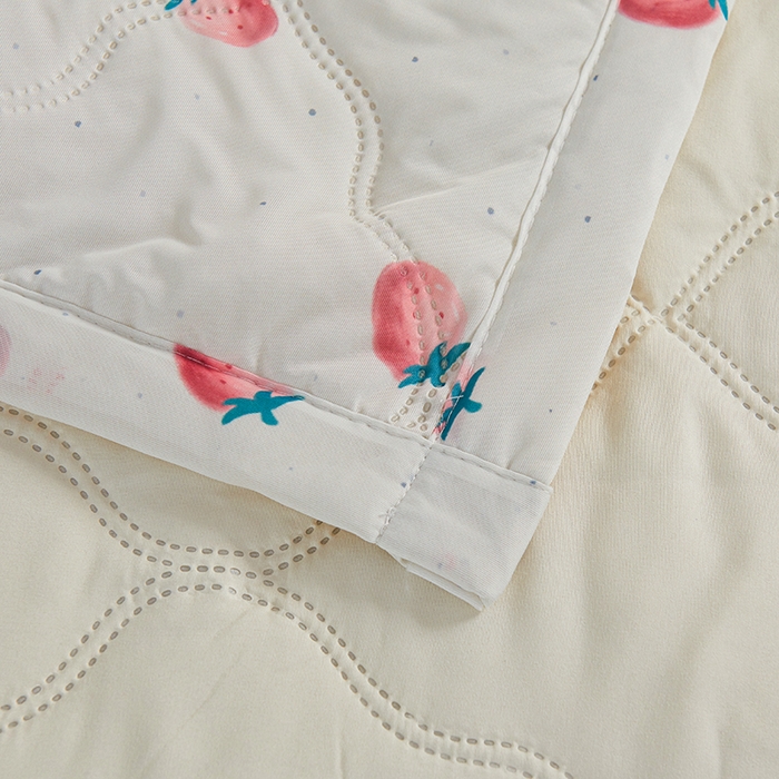 91家纺网 家纺一手货源 找家纺 被多多被业 2025新款凉感丝印花夏被夏凉被空调被 小草莓