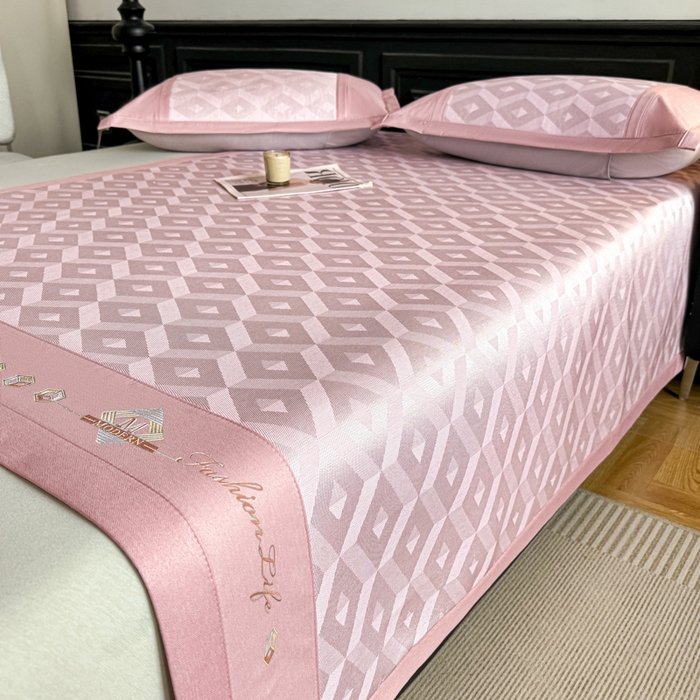 91家纺网 家纺一手货源 找家纺 鑫琪莱家纺 2025新款冰柔凉感丝凉席席子三件套 摩登立方-粉-床席款