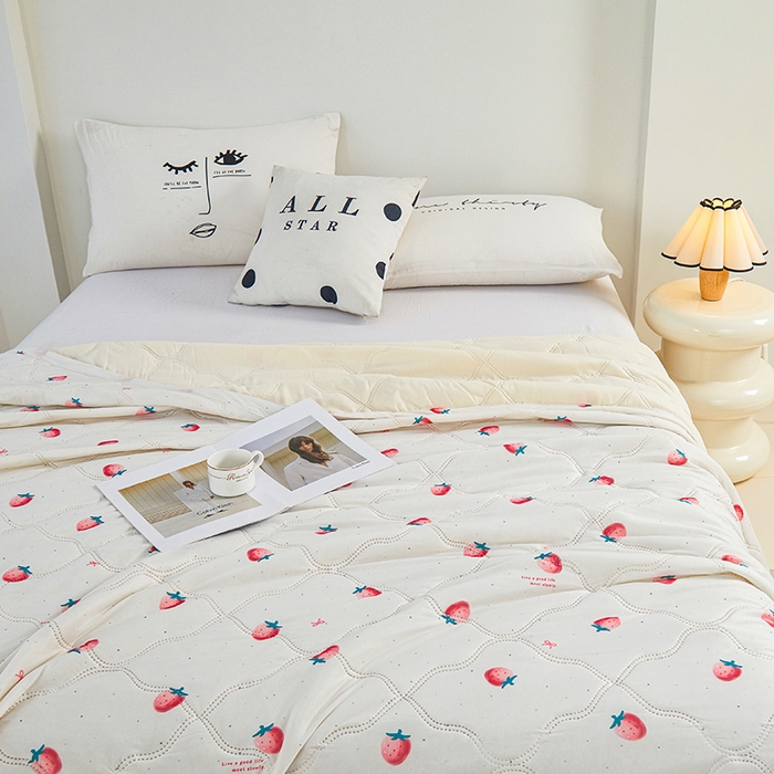 91家纺网 家纺一手货源 找家纺 被多多被业 2025新款凉感丝印花夏被夏凉被空调被 小草莓