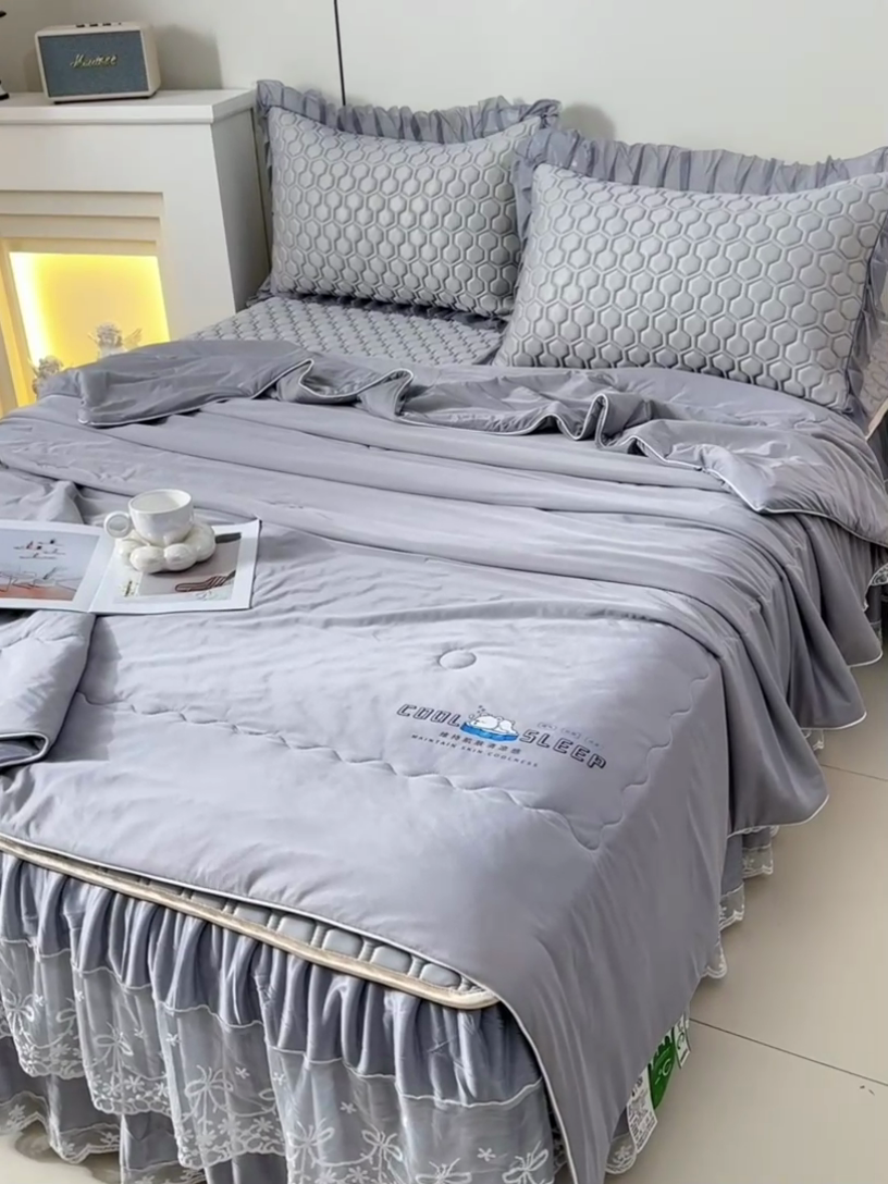 91家纺网 家纺一手货源 找家纺 民新家纺 2025新款凉感丝床裙乳胶凉席系列 唯美-经典灰