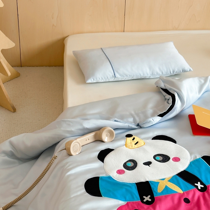 91家纺网 家纺一手货源 找家纺 喜多兔儿童家纺 2025新款60S兰精天丝睡袋防踢被 灰蓝色活泼熊猫