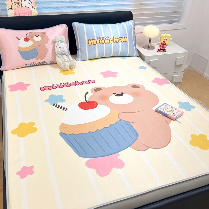 91家纺网 家纺一手货源 找家纺 暮思家居 2025新款正版miiiiichan可爱卡通大版数码印花A类1200D冰丝凉席三件套平铺床笠 蛋糕小熊