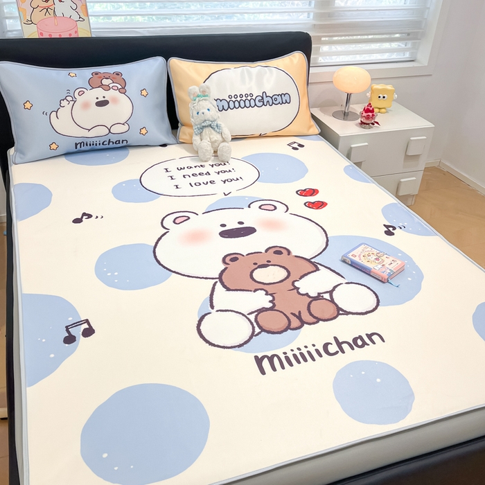 91家纺网 家纺一手货源 找家纺 暮思家居 2025新款正版miiiiichan可爱卡通大版数码印花A类1200D冰丝凉席三件套平铺床笠 波点熊