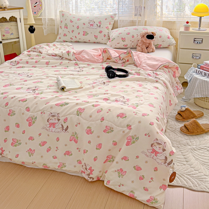 91家纺网 家纺一手货源 找家纺 2025春夏新款嵌绳款云柔水洗棉单夏被夏凉被空调被 嵌绳夏被-草莓小猫