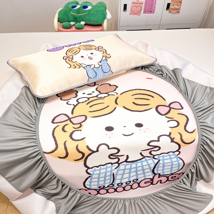 91家纺网 家纺一手货源 找家纺 暮思家居 2025新款正版miiiiichan可爱卡通大版数码印花A类1200D冰丝凉席三件套平铺床笠 甜甜圈女孩