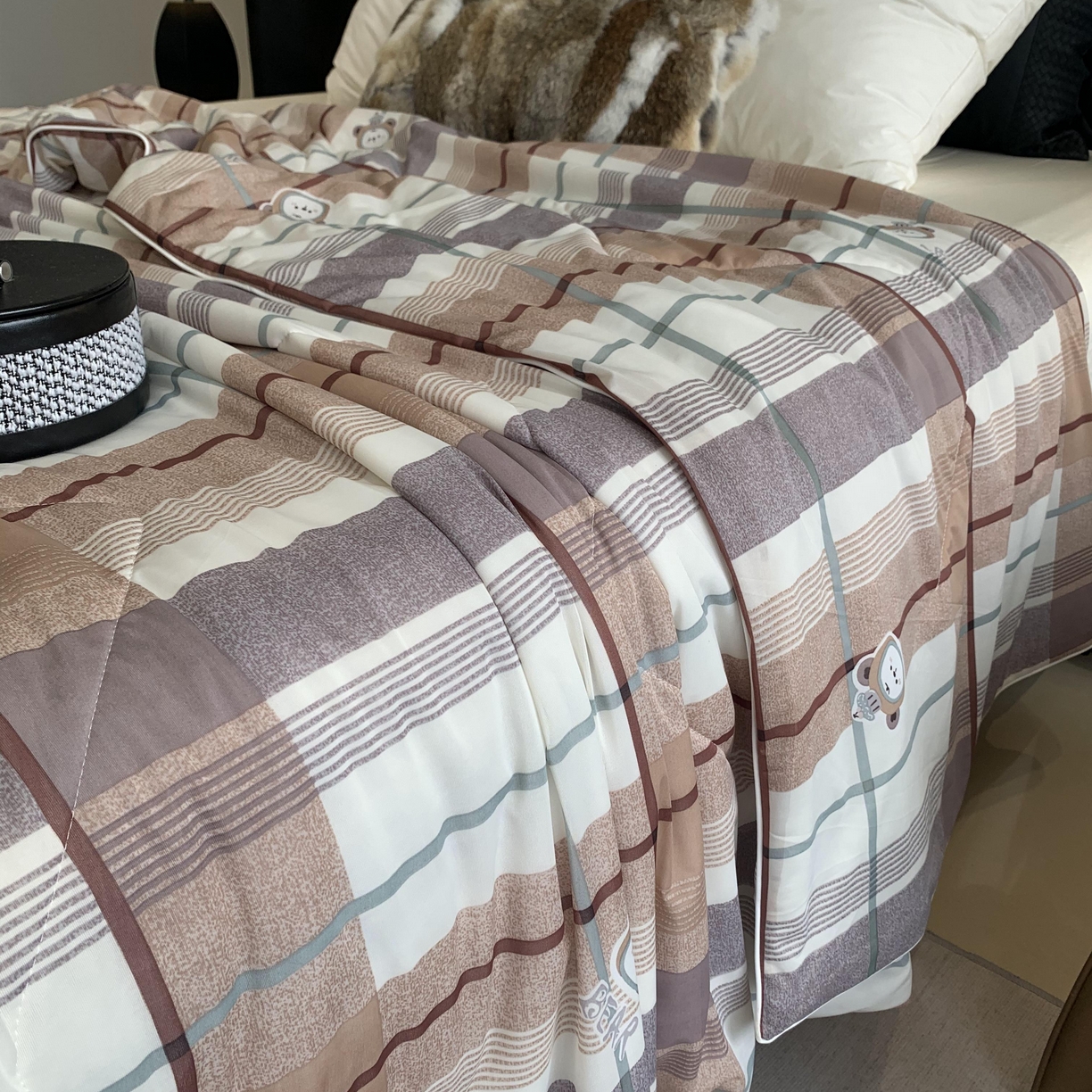 91家纺网 家纺一手货源 找家纺 2025新款小冰皮夏凉被锦纶氨纶面料空调夏被凉感丝单夏被空调被 宝格咖