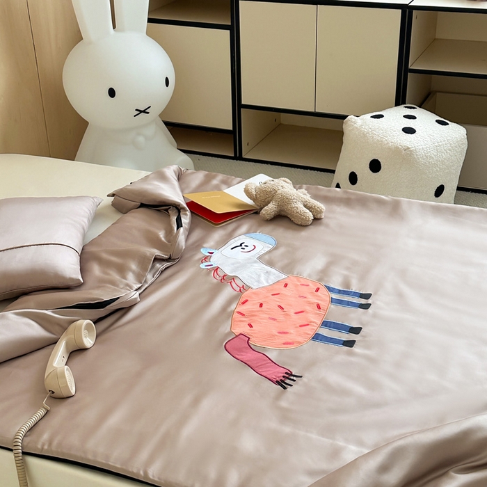 91家纺网 家纺一手货源 找家纺 喜多兔儿童家纺 2025新款60S兰精天丝睡袋防踢被 卡其色勤劳小马