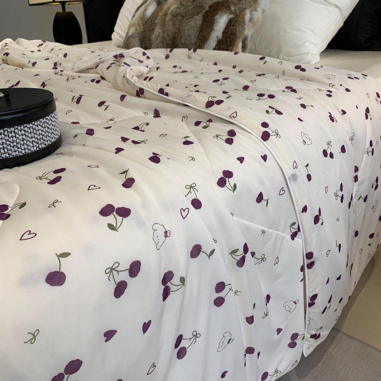 91家纺网 家纺一手货源 找家纺 2025新款小冰皮夏凉被锦纶氨纶面料空调夏被凉感丝单夏被空调被 车厘子