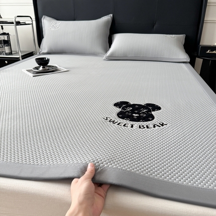 91家纺网 家纺一手货源 找家纺 水云缦 2025新款中分子pe贴布绣凉席 暴力熊-暮云灰