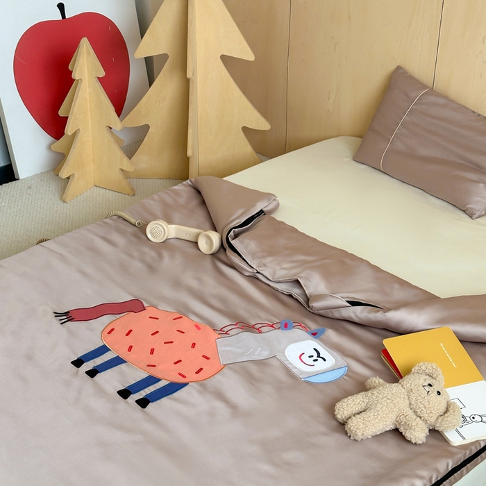 91家纺网 家纺一手货源 找家纺 喜多兔儿童家纺 2025新款60S兰精天丝睡袋防踢被 卡其色勤劳小马