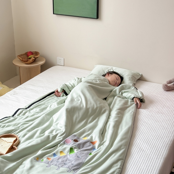 91家纺网 家纺一手货源 找家纺 喜多兔儿童家纺 2025新款萌宝系列40S纯棉夏季睡袋防踢被 绿色小恐龙亮亮