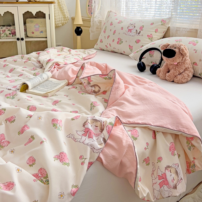 91家纺网 家纺一手货源 找家纺 2025春夏新款嵌绳款云柔水洗棉单夏被夏凉被空调被 嵌绳夏被-草莓小猫